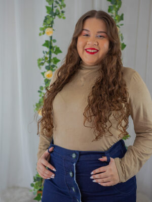 Blusa Bruna Gola Alta em Suede